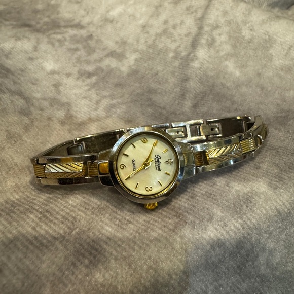 Vintage Elgin watch two tone round face quartz - Picture 4 of 5